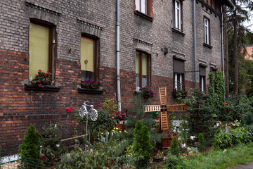 śląskie podwórko z ciekawym ogródkiem, wiatrakiem i figurą roweru © Magdalena