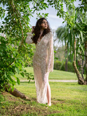 Modella ingiurino con vestito bianco