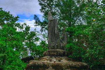  石垣島の自然に佇む仲間満慶山終焉之地碑の歴史的な風景