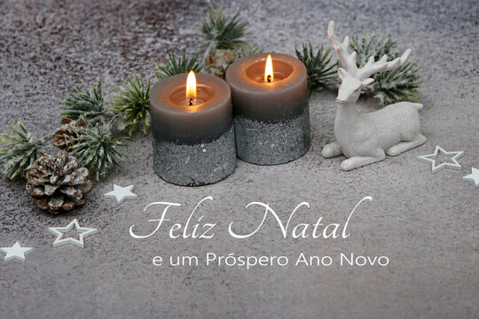 Cart&atilde;o de Natal: Decora&ccedil;&atilde;o natalina rom&acirc;ntica com velas, ramos de pinheiro e um cervo. Feliz Natal e um pr&oacute;spero Ano Novo.