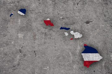 Karte und Fahne von Hawaii auf verwittertem Beton