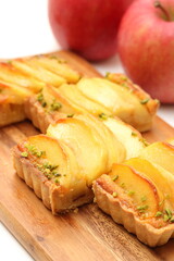 カットしたりんごのタルト