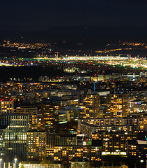 Z&uuml;rich Seebach bei Nacht, Flughafen im Hintergrund