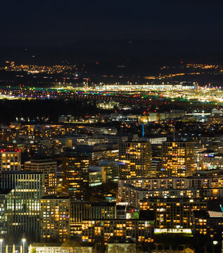 Z&uuml;rich Seebach bei Nacht, Flughafen im Hintergrund