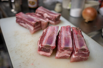 とても美味しい日本の調理前のスペアリブ
