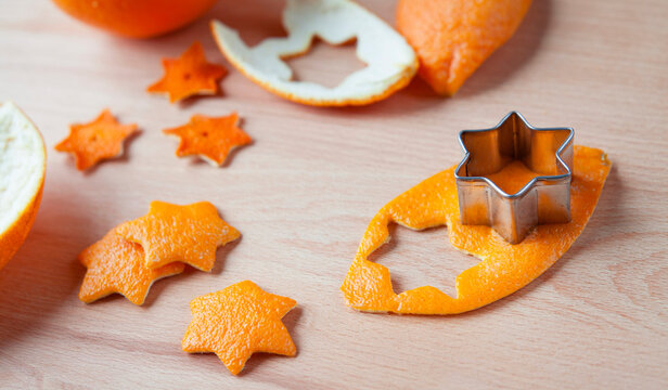 Orange peel idea for festive zero-waste decorations - ornaments ready to decorate a Christmas tree. Reuse citrus scraps for seasonal decor.