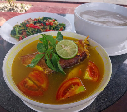 Typical Papuan menu: Yellow Fish Sauce. Usually served with kale, papaya flowers and papeda.