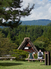 夏の世界遺産白川郷の合掌造りの民家と外国人観光客の姿
