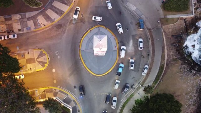 El Obelisco Macho, ubicado en el Malec&oacute;n de Santo Domingo, tambi&eacute;n conocido como Avenida George Washington, es uno de los s&iacute;mbolos m&aacute;s emblem&aacute;ticos de la capital dominicana.
 Con una altura de 40 metr