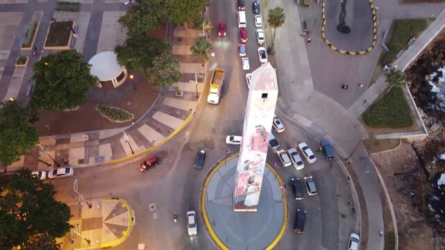 El Obelisco Macho, ubicado en el Malec&oacute;n de Santo Domingo, tambi&eacute;n conocido como Avenida George Washington, es uno de los s&iacute;mbolos m&aacute;s emblem&aacute;ticos de la capital dominicana.
 Con una altura de 40 metr