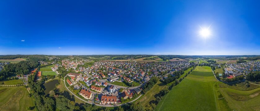 Die Gemeinde Wenzenbach nord&ouml;stlich von Regensburg am Rand des Bayerischen Waldes von oben