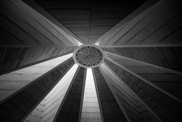 Bianco e nero. Elementi grafici di interno chiesa. Linee e luce creano sfondi geometrici.