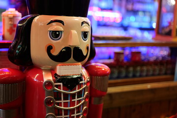 Nussknacker auf dem Weihnachtsmarkt in Düsseldorf an einem Glühweinstand