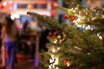 Christbaumkugel  an einem Tannenbaum auf einem Weihnachtsmarkt in Düsseldorf