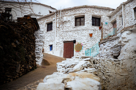 Detalle de calle empinada y casas de piedra encaladas en Trevelez, Alpujarra Granadina (Granada).