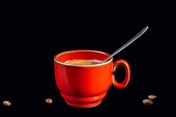 tasse de caf&eacute; rouge sur fond noir
