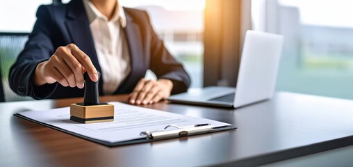 書類にハンコを押す