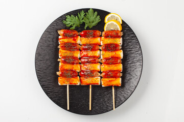 비엔나 소시지와 가래떡을 연달아 꽂아 구운 뒤 붉은 소스를 묻혀 케찹이나 머스타드, 다진 견과류 등을 곁들여 먹는 음식. 이름의 유래는 소시지 떡 소시지 떡.
A dish made by grilling Vienna sausages and rice cakes in a row, then dipping them in red sauce and serving the