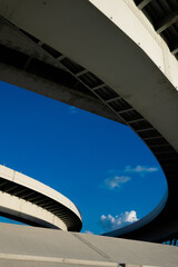 青空の下の高速道路と堤防