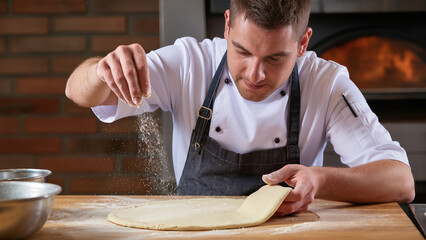 Pizzaiolo che prepara la pizza