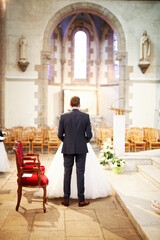 mari&eacute;s dans l'&eacute;glise