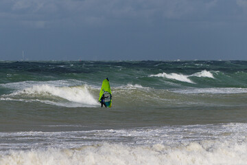 windsurf dans la temp&ecirc;te