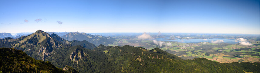 Fototapeta premium Blick vom Hochfelln in Bayern bei Sonnenschein mit hiemsee