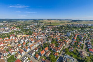 Obraz premium Ausblick auf die Stadt Ehingen an der Donau an einem sonnigen Sommertag