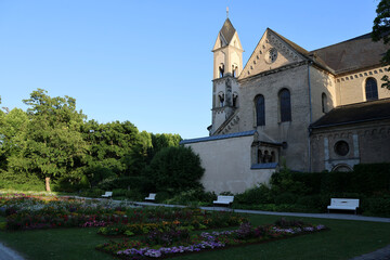 Die Basilika St. Kastor, auch Kastorkirche genannt in der Altstadt von Koblenz in der Nähe vom Deutschen Eck, wo die Mosel in den Rhein fließt.