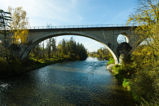Br&uuml;cke &uuml;ber Flu&szlig;, Alz, Garching an der Alz im Herbst