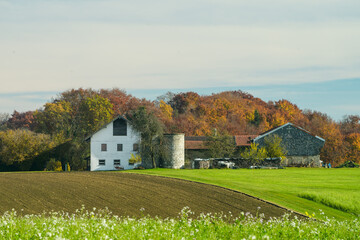 Obraz premium Herbst mit Bäumen und Feldern in Bayern und Bauernhof