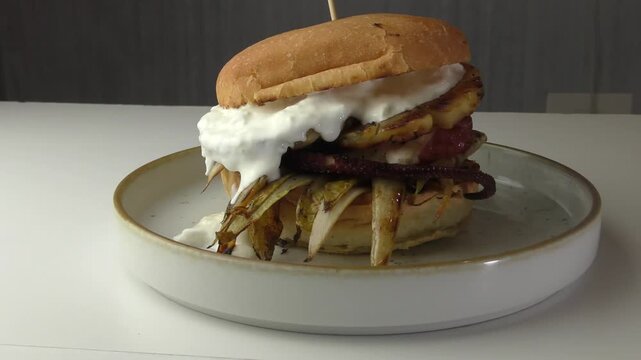 Panino hamburger con polipo, ananas, stracciatella e indivia