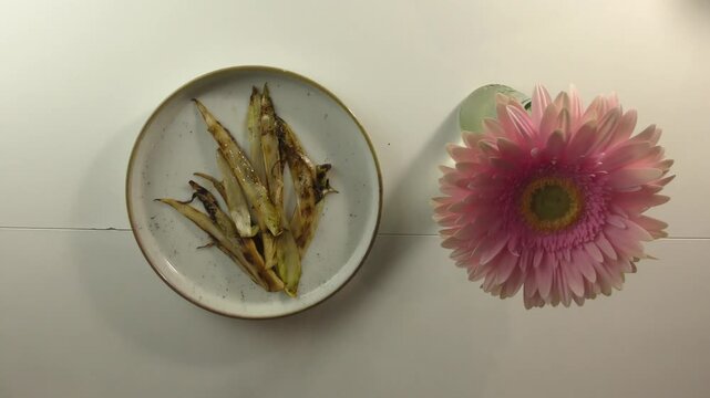 Indivia cotta su piastra impiattata e servita