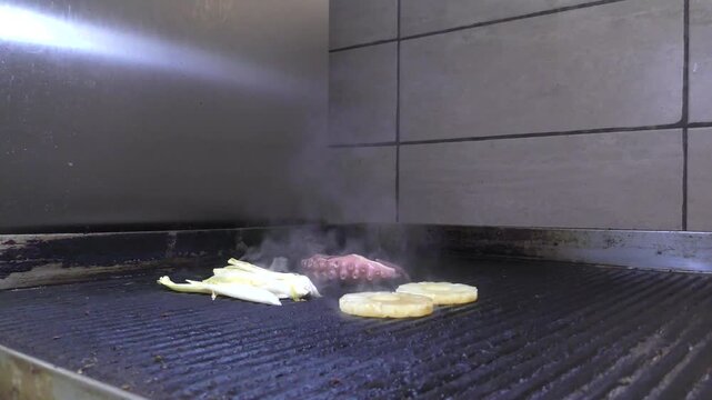 Cucinare su piastra il polipo con indivia e ananas