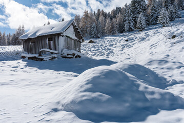 Kremstal  bei Neuschnee in &Ouml;sterreich mit H&uuml;tten