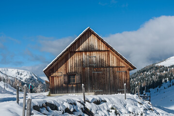 Kremstal  bei Neuschnee in &Ouml;sterreich mit H&uuml;tten
