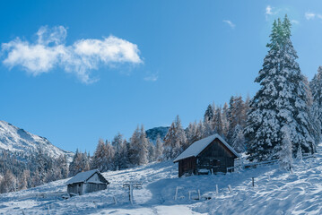 Kremstal  bei Neuschnee in &Ouml;sterreich mit H&uuml;tten