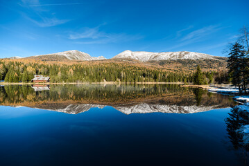 Prebersee in Lungau , Spiegelungen der Berge im See mit Schneebergen