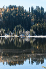 Prebersee in Lungau , Spiegelungen der Berge im See mit Schnee