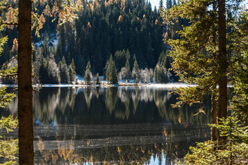 Prebersee in Lungau , Spiegelungen der Berge im See mit Schnee