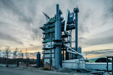 Asphaltwerk am Abend in Landschaft