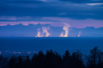 Burgkirchen Industrie Gendorf leuchtend nachts  mit Rauch