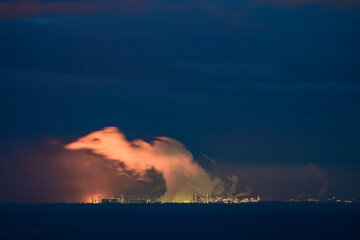 Burghausen Wackerchemie leuchtend nachts  mit Rauch