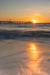Seebr&uuml;cke in Wustrow im Sonnenuntergang &uuml;ber der Ostsee