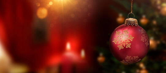 Rote Weihnachtskugel an einem Tannenzweig