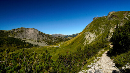 Lo spettacolare sentiero delle Crode Rosse con vista sul gruppo roccioso delle Pale di San Martino. Dolomiti, San Martino di Castrozza, Trentino, Italia