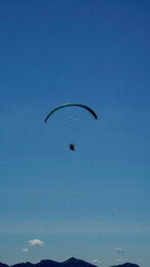 Lo spettacolare sentiero delle Crode Rosse con vista sul gruppo roccioso delle Pale di San Martino. Dolomiti, San Martino di Castrozza, Trentino, Italia