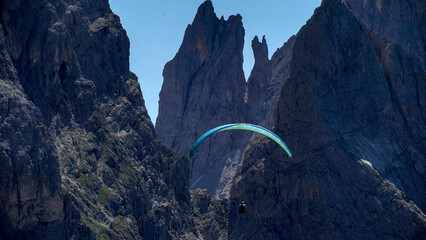Lo spettacolare sentiero delle Crode Rosse con vista sul gruppo roccioso delle Pale di San Martino....