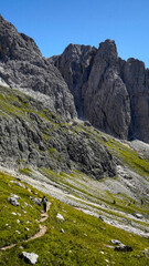 Lo spettacolare sentiero delle Crode Rosse con vista sul gruppo roccioso delle Pale di San Martino. Dolomiti, San Martino di Castrozza, Trentino, Italia