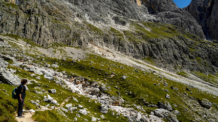 Lo spettacolare sentiero delle Crode Rosse con vista sul gruppo roccioso delle Pale di San Martino. Dolomiti, San Martino di Castrozza, Trentino, Italia